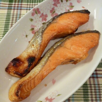 こんにちわ♪
朝ごはんに作ったよ〜 (^_^)
鮭の身がふんわりしていて、皮はパリッパリに出来て、美味しかったよ〜 ヾ(＠⌒▽⌒＠)ノ
ごちそう様でした〜♥